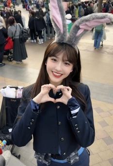 漂亮小姐姐「王乔熙」兔子警官造型分享景区随拍 网友：温柔甜美，可爱动人