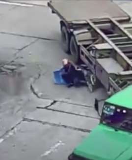 监控拍下惊险一幕,外卖小哥险被卷入大货车底!