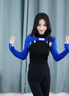 演员柳岩分享化妆间跳舞vlog，提笔忘情手势舞一起come on！