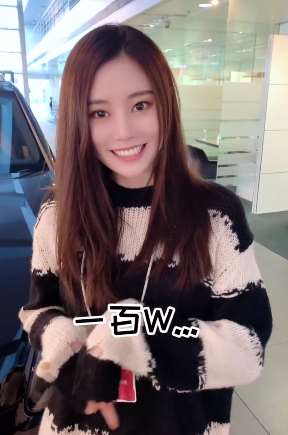 车行小姐姐被六哲歌曲《错错错》套路,100万的车给顾客打6折