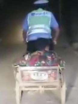 甘肃一交警深夜蹬三轮送8旬老太回家被赞"最美背影"