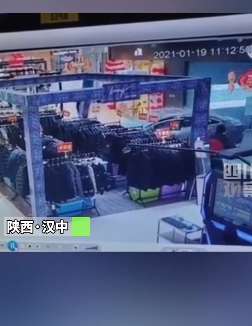 女子试驾汽车冲出展厅撞入商场服装摊