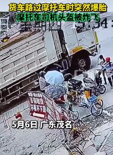 大货车爆胎炸飞路边男子头盔