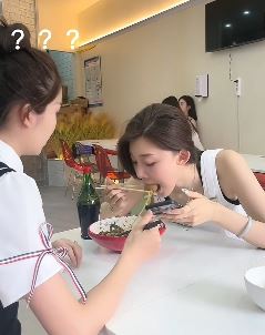 车模张芮尔搞笑：吃饭玩手机太过认真，拿完醋跑他人桌去吃！