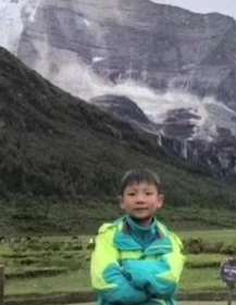 8岁男孩四川景区失联，曾穿过景区警戒线游玩