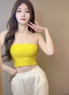 迷人小姐姐「小软妹妹」抹胸穿搭居家浅跳,身材简直绝了!