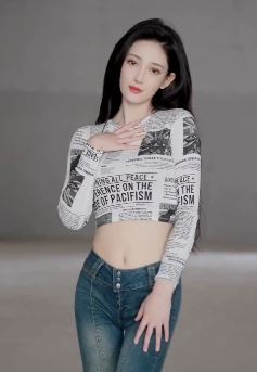 纯欲小姐姐「nini」报纸t恤搭牛仔裤穿出女神范儿,配文:气氛都到这了 再不心动就不礼貌了!