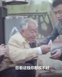 碰瓷又有新手段,美女被套路还得说谢谢!