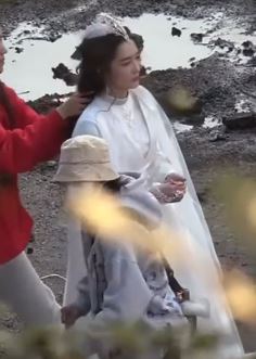 李沁请君神女造型路透 一袭白衣异域风