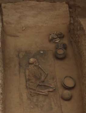 黄河边发现大型古墓群 出土2000余件文物