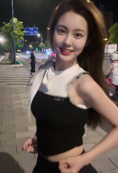 网红小姐姐「仪仪er」夜晚街头浅跳展才艺  网友：好有活力