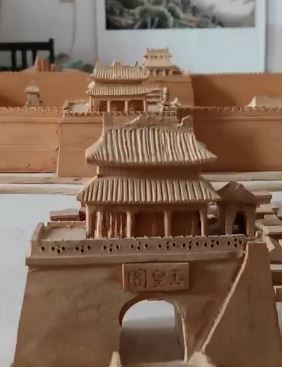 8旬老人历时4年多用木头打造一座古县城模型