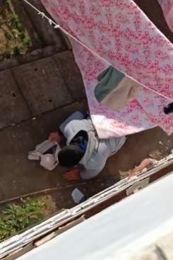 男子白天溜进女寝楼下偷闻晾晒内衣