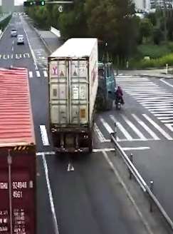 转发提醒！不与大车同时进入路口！