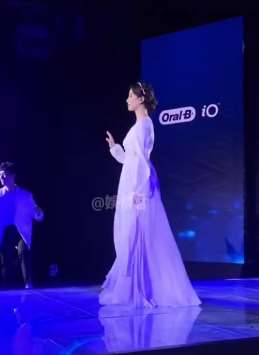 刘诗诗仙女白裙亮相某发布会