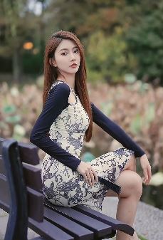 车模小姐姐「sq小十七」身穿旗袍手拿扇户外秀身材 网友：国风之美