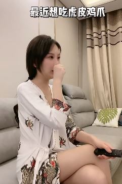 喜欢做美食的漂亮小姐姐「栗子佳」分享做虎皮鸡爪教程!