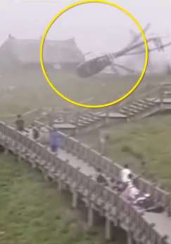 武功山景区一观光直升机低空飞行时侧翻