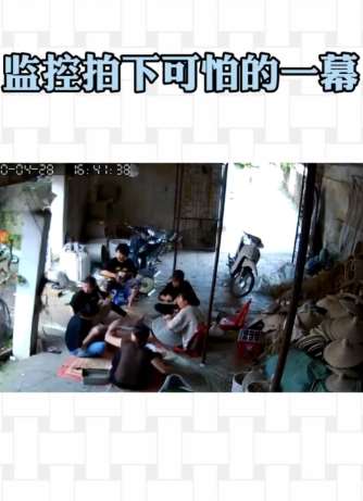 监控拍下可怕一幕 地面突然塌陷