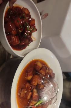 顾客吐槽某品牌饭店一盘红烧肉分量比样品少很多