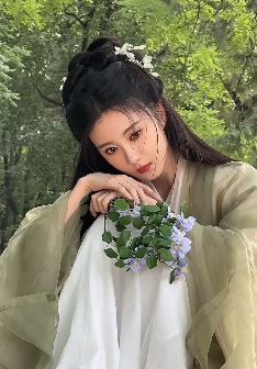 演员曹斐然穿古装小河边随拍 网友：这颜值可以直接封神了