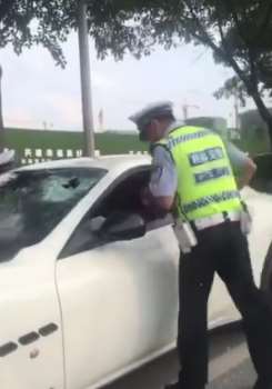 桂林一男子开跑车强冲卡点 交警破窗带走司机