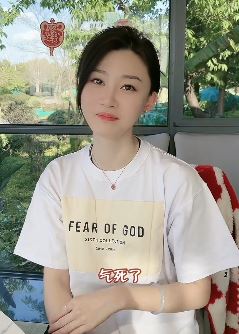 车模张芮尔搞笑：论螃蟹是怎么死的，气死的！