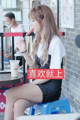 高能段子：原以为男子喜欢上了女孩，孰料是来抢吃的！