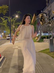 甜美小姐姐「小思思」街头跳金润吉disco摇摆舞 网友:这丫头真靓!