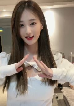 无敌可爱美少女「彭苹果」小姐姐玩手势舞 网友:很难不爱!