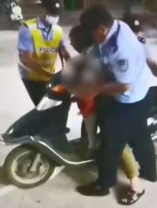 民警强制执法吓哭幼童 警方：男子无证驾驶并辱骂交警