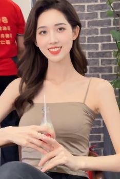 广州小姐姐「四月十玖」分享日常生活随拍 网友：秀色可餐