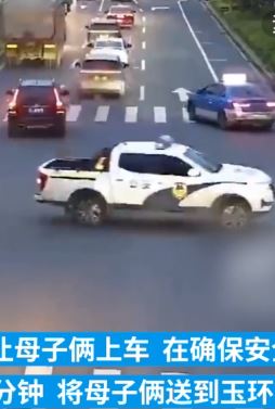 孩子误食蟑螂药 女子求助交警火速送医