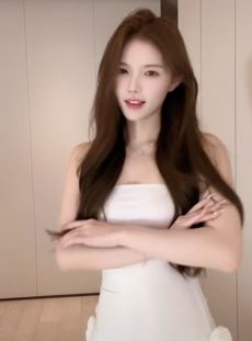 甜美小姐姐「zz张张」穿白色抹胸美裙居家浅跳
