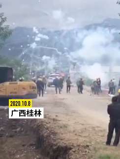 场面震撼!广西2村庄村民因土地纠纷互射烟花!