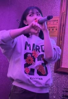 漂亮小姐姐「赛赛不赛脸」KTV cover 热门歌曲《身骑白马》 网友:真的很上头