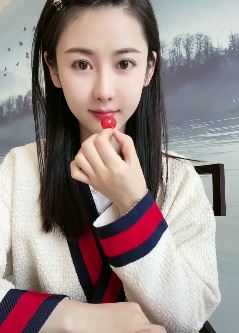 有双迷人双眼的小姐姐 吃个樱桃都那么迷人!网友:我见过的最美的女孩,没有之一!