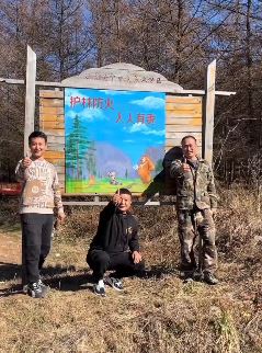 张同学作画立牌宣传保护森林 护林防火人人有责