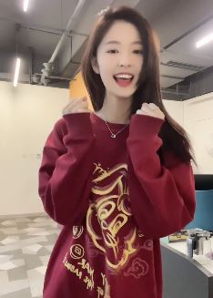 可爱小姐姐「小李同学」穿兔年战袍展才艺 网友:一眼就可以爱上的女孩