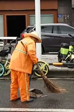 长沙一环卫工坚持2年每月向公益组织捐款50元
