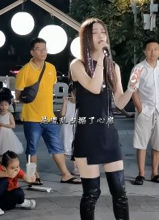 金钰晨路演翻唱《寂寞沙洲冷》，一旁观众在很认真的听