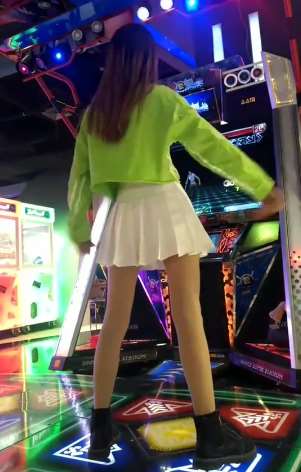 美女太会玩了，你想不想试试呢？
