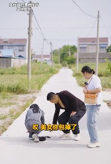 小李虎搞笑:美女,你的包掉了!呵呵呵!