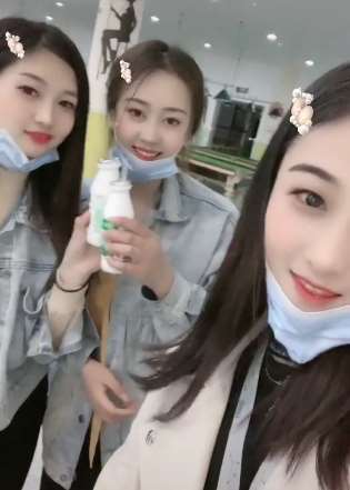 漂亮小姐姐说这个月工资发了6000多 你羡慕吗?