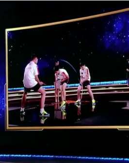 交互跳绳吉尼斯世界纪录再次刷新，1秒9.5次