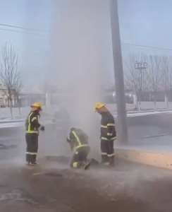 消防员零下20度抢修水阀，修好后衣服已结冰！