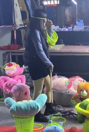 厉害！小伙玩街头套圈，最后一扔把女老板都套住了！