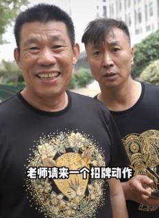 演员张笑君、杨清文日常搞笑：请来一个招牌动作！