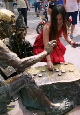 搞笑铜人：我的胳膊只能负得起女人，男人请走开！