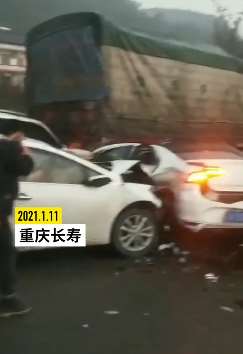 重庆一高速公路口发生4起追尾致2人受伤，疑因道路结冰所致